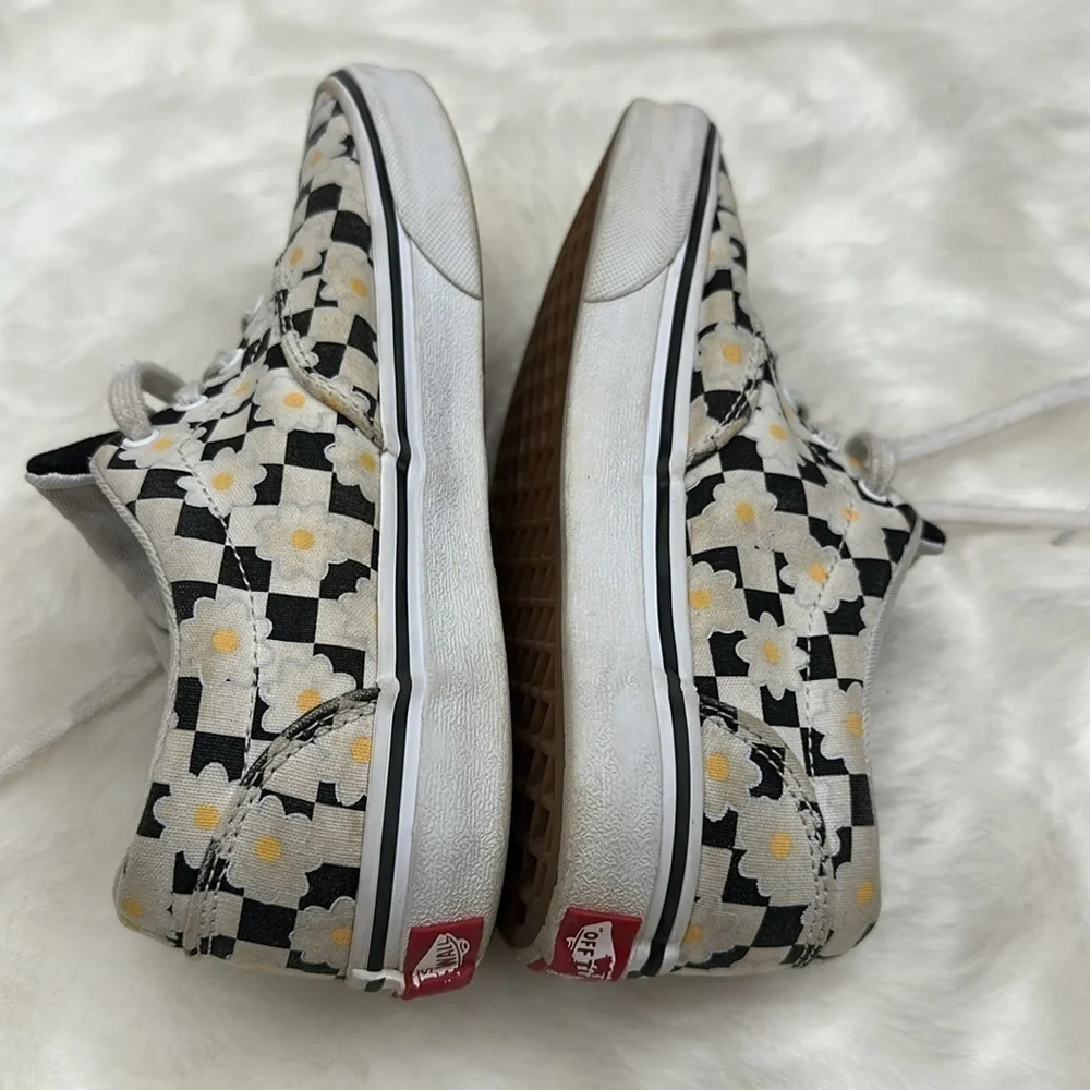 Vans black/white checkered w/daisies missy 4.5